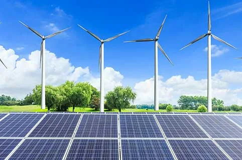 Ingenieur analysiert ein Simulationsmodell für ein Energie- und Hybridsystem
