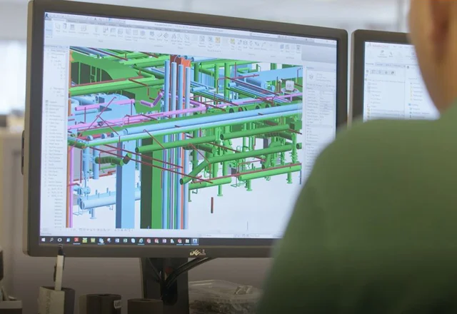 Technische 2D-Zeichnung neben einem 3D-BIM-Modell eines Gebäudes mit technischer Gebäudeausrüstung